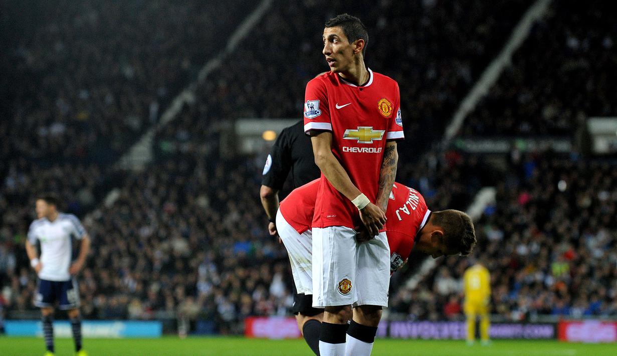 Pemain Manchester United, Angel Di Maria saat menghadapi West Bromwich Albion dalam laga Liga Inggris 2014/2015 di The Hawthorns Stadium (20/10/2014). Sayap kanan Argentina yang sejak awal musim 2022/2023 berseragam Juventus ini pernah berseragam Manchester United selama semusim setelah didatangkan dari Real Madrid dengan nilai transfer mencapai 75 juta euro atau kini setara Rp1,2 triliun. (AFP/Paul Ellis)