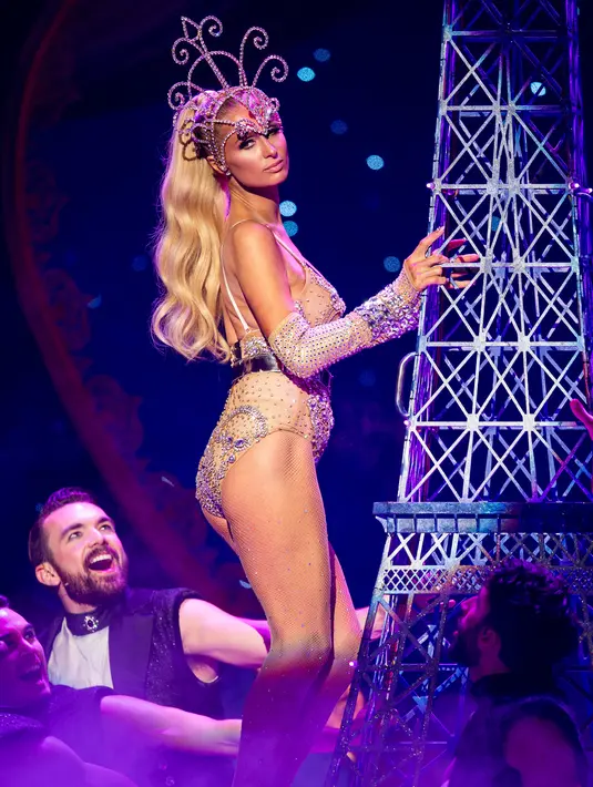 Paris Hilton berpose mengenakan koleksi busana The Blonds x Moulin Rouge! The Musical dalam acara New York Fashion Week, Amerika Serikat, Senin (9/9/2019). Paris Hilton tampil seksi dan glamor dengan mengenakan bodysuits renda berhias berlian. (Eduardo Munoz Alvarez/AFP)