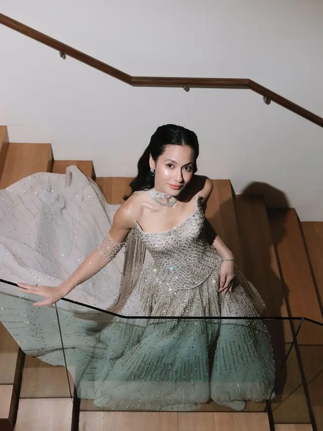 6 Pesona Elegan Pevita Pearce Resmi Menikah dengan Crazy Rich Malaysia, Kenakan Gaun Pengantin Bertabur 70.000 Kristal