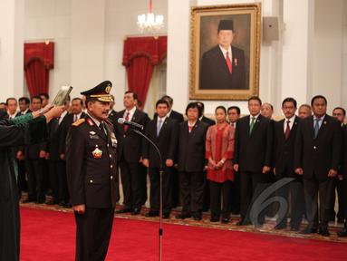 Kapolri Jenderal Pol. Badrodin Haiti mengucapkan sumpah jabatan yang dipimpin oleh Presiden Joko Widodo di Istana Negara, Jakarta, Jumat (17/4/2015). (Liputan6.com/Faizal Fanani)