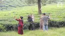 Warga berkeliling kebun teh di pinggir jalan raya yang menghubungkan Bogor-Cianjur di kawasan Gunung Mas, Puncak, Jawa Barat, Minggu (17/5/2020). Kegiatan ngabuburit atau menunggu waktu berbuka puasa ini melanggar aturan PSBB karena mengundang kerumunan massa. (merdeka.com/Arie Basuki)