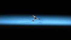 Petenis Inggris, Andy Murray mengembalikan bola ke arah petenis Australia, Thanasi Kokkinakis saat laga putaran ketiga Australian Open 2023 di Melbourne, Australia, Jumat (20/01/2023). (AFP/Manan Vatsyayana)