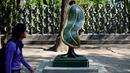 Seorang pria melihat patung " Dance of Time I " saat pameran "Salvador Dali: Urban Dreams" di Mexico City, Selasa (14/3). Patung-patung tersebut adalah karya seniman asal spanyol yang bernama Salvador Dali. (AFP PHOTO / RONALDO SCHEMIDT)