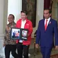 Presiden Joko Widodo atau Jokowi bertemu mantan atlet bulutangkis, Liliyana Natsir di Istana Merdeka Jakarta, Selasa (29/1/2019). (Lizsa Egeham/Liputan6.com)