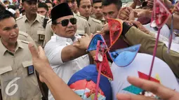Massa pendukung Cagub dan Cawagub Anies-Sandi berebut untuk bersalaman dengan Prabowo Subianto di Lapangan Banteng, Jakarta, Minggu (5/2). (Liputan6.com/Yoppy Renato)