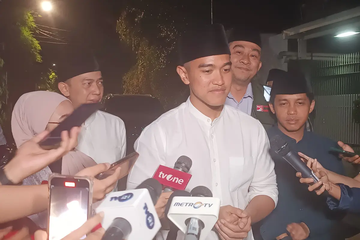 Ketua Umum (Ketum) Partai Solidaritas Indonesia (PSI) Kaesang Pangarep menyambangi kediaman Ketua Umum PBNU KH Yahya Cholil Staquf atau Gus Yahya di kawasan Jakarta Pusat, pada Kamis (5/10/2023).