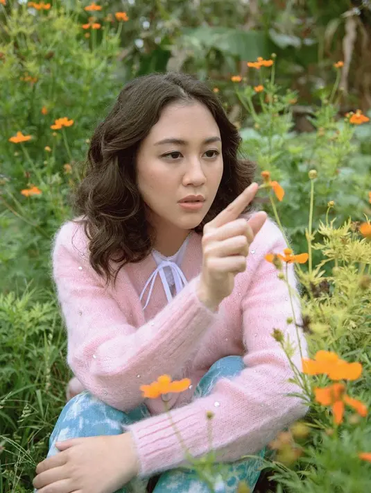 Baru-baru ini ia pun sempat mendaki Gunung Kencana. Ia pun mengunggah kisah pengalamannya mendaki gunung tersebut. Ia pun sedikit terkejut dengan trek pendakian tersebut yang katanya aman bagi pemula. (Liputan6.com/IG/sherinasinna)