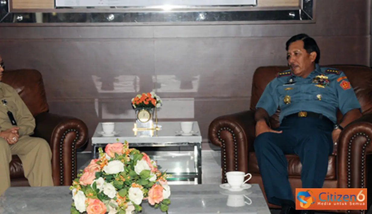 Citizen6, Cilangkap: Panglima TNI didampingi Waasintel Panglima TNI dan Wakapuspen TNI, menerima kunjungan di ruang tamu Panglima TNI Mabes TNI Cilangkap, Jakarta. (Pengirim: Badarudin Bakri)