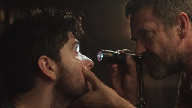 Mata Johnny yang diperankan Jack Hickey diperiksa. (Foto: Fantastic Films/ IMDB)