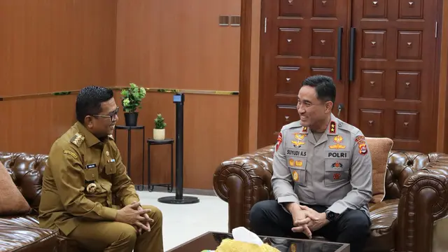 Andra Soni, Gubernur Banten, Bersilaturahmi dengan Kapolda Banten, Irjen Pol Suyudi Ario Seto. (Senin, 03/03/2025). (Humas Polda Banten).