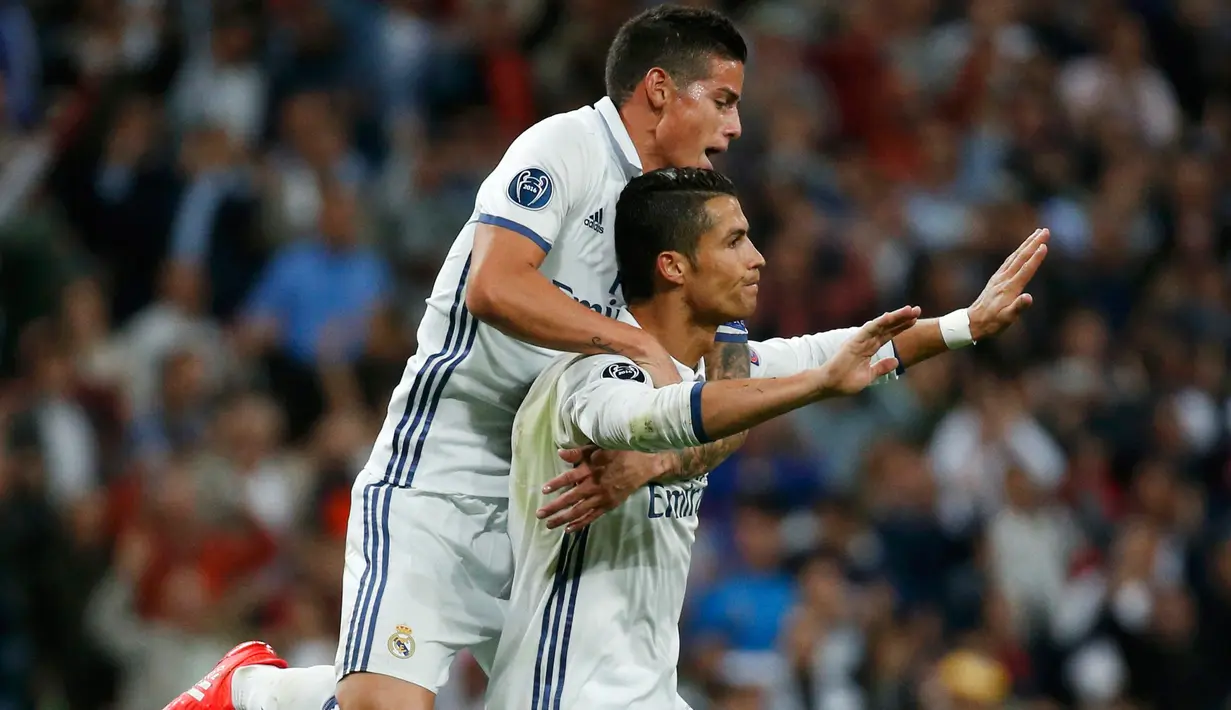 Cristiano Ronaldo melakukan selebrasi bersama James Rodriguez usai mencetak gol kegawan Sporting Lisbon di Liga Champions di Stadion Santiago Bernabeu, Madrid, Spanyol (15/9). Madrid menang atas Sporting dengan skor 2-1. (REUTERS/Juan Medina)