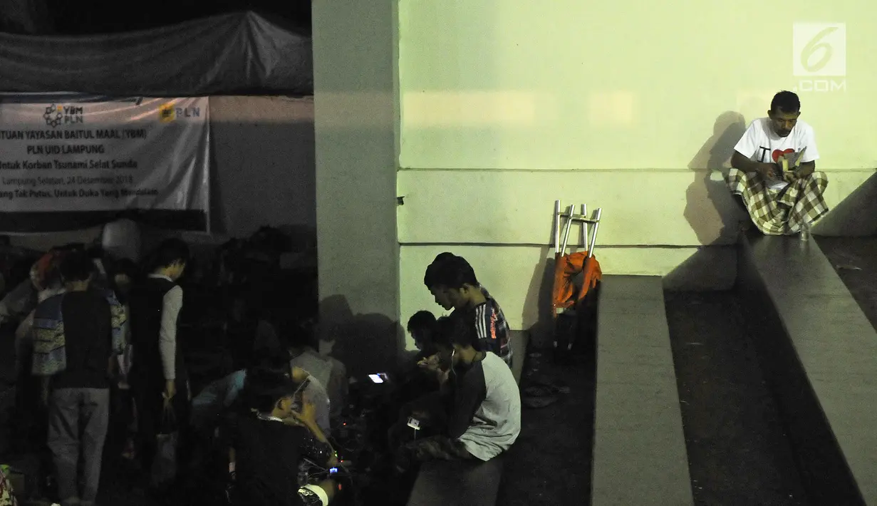 Pengungsi terdampak Tsunami Selat Sunda duduk di Posko pengungsian Lapangan Tenis Indoor Kalianda, Lampung Selatan, Jumat (28/12). Sebanyak 300 warga masih menetap di Pulau Sebesi sementara 2514 berada di posko pengungsian. (Liputan6.com/Herman Zakharia)