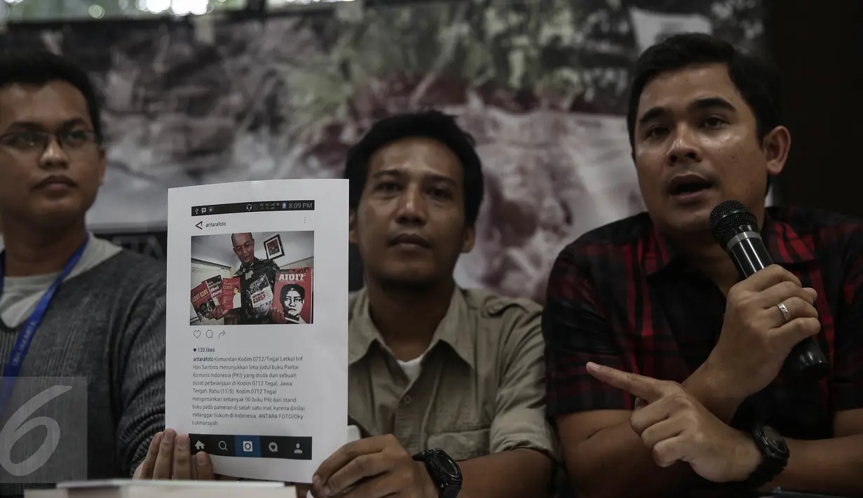Sekjen AJI Indonesia Arfi Bambani (kanan) merilis keterangan pers terkait penangkapan, pelarangan, intimidasi hak warga negara berserikat dan berkumpul serta berekspresi dengan menggunakan cap/simbol tertentu, Jakarta, (12/5). (Liputan6.com/Faizal Fanani)