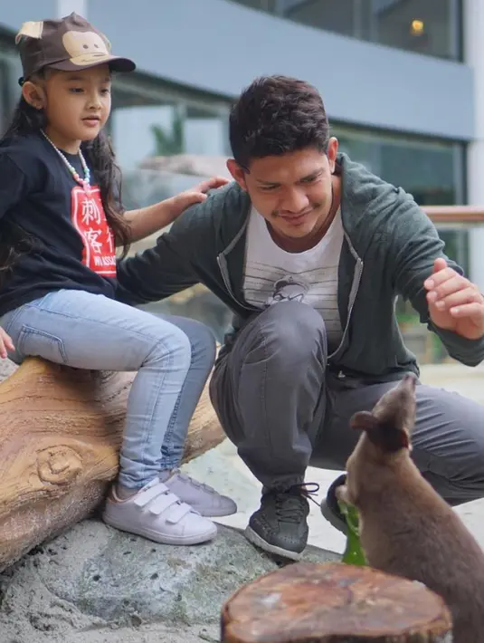 Menjadi aktor internasional tentu membuat waktu Iko Uwais untuk berkumpul bersama keluarga menjadi terbatas. Iko Uwais memanfaatkan waktunya dengan mengajak Atreya ke kebun binatang. (Liputan6.com/IG/@iko.uwais)