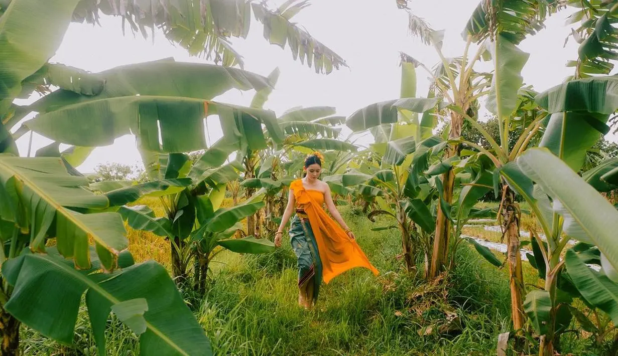 Dalam pemotretan kali ini, pemilik nama lengkap Ni Made Laura Theux ini nampak menyatu dengan alam. Ia pun banyak menuai pujian dari warganet. (Liputan6.com/IG/laura_theux)