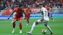 Di awal babak kedua, gelandang tengah Dewa United Banten FC, Alexis Nahuel Messidoro mampu membobol gawang Persija Jakarta yang dikawal oleh Carlos Eduardo di menit ke-55. Tampak dalam foto, bek tengah Persija, Rizky Ridho Ramadhani (kiri) berusaha menahan laju penyerang kiri Dewa United Banten FC, Noah Wail Sadaoui saat pertandingan lanjutan BRI Super League 2025/2026 di Jakarta International Stadium (JIS), Minggu (15/3/2026) malam WIB. (Bola.com/M Iqbal Ichsan)