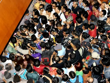 Pengunjung dan awak media berdesakan di depan pintu masuk ruang Sidang Vonis Jesicca, di Pengadilan Negeri (PN) Jakarta Pusat,Kamis (27/10).  Jelang vonis Jessica,  kepolisian dan petugas PN memperketat penjagaan pintu masuk. (Liputan6.com/Helmi Affandi)