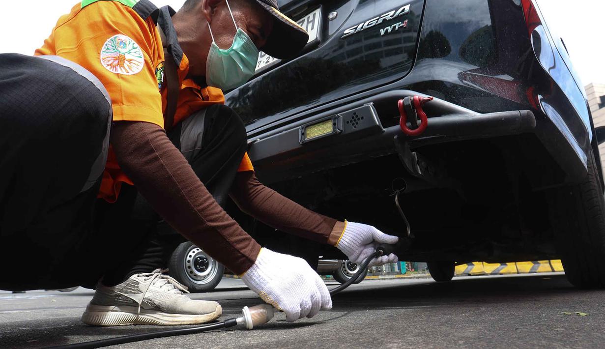Petugas Suku Dinas Lingkungan Hidup melakukan pengukuran gas buang kendaraan saat operasi uji emisi di Pintu Keluar Terminal Blok M, Jakarta, Kamis (9/4/2026). (Kapanlagi.com/Budy Santoso)