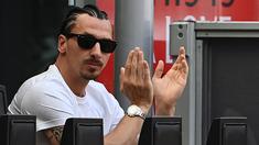 Pemain AC Milan, Zlatan Ibrahimovic terlihat di bangku cadangan saat laga pekan ke-34 Liga Italia 2022/2023 antara AC Milan melawan Lazio di San Siro, Milan, Sabtu (06/05/2023). Pemain asal Swedia tersebut harus menepi dari lapangan akibat cedera betis. (AFP/Isabella Bonotto)