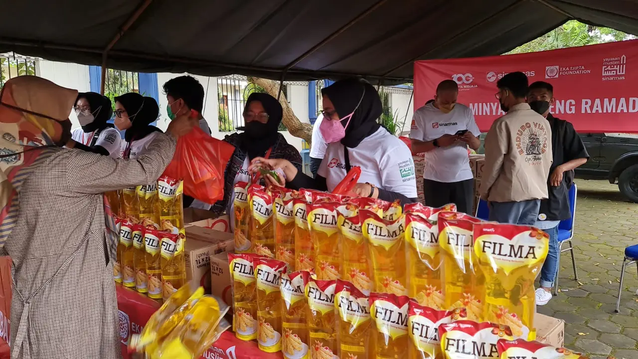 Penyediaan migor dengan harga Rp 30 ribu/2 liter dari Sinarmas, sangat bermanfaat bagi masyarakat Garut, di tengah kesulitan mereka dalam mendapatkan komoditas minyak dari pohon sawit tersebut.
