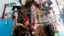 Seorang dukun dari kelompok Adyg Eeren (Roh Beruang) melakukan ritual mistis untuk mengusir roh-roh jahat di kediaman pelanggannya di Kota Kyzyl, Tuva, Siberia, Rusia, (3 /11). (REUTERS/Ilya Naymushin)