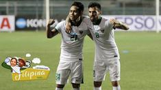 Pemain Timnas Indonesia, Andik Vermansah dan Stefano Lilipaly (kanan), merayakan keberhasilan menaklukkan Singapura pada laga Piala AFF 2016 di Filipina, Jumat (25/11/2016). Kedua pemain ini pencetak gol kemenangan. (Bola.com/Nicklas Hanoatubun)