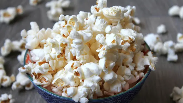 3. Popcorn Tanpa Mentega atau Garam Berlebih