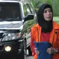 Tersangka Marketing Manager PT Humpuss Transportasi Kimia Asty Winasti (kiri) memasuki gedung KPK untuk pemeriksaan di Jakarta, Senin (6/5/2019). Asty Winasti diperiksa sebagai tersangka kasus dugaan suap terhadap mantan anggota DPR dari Fraksi Golkar Bowo Sidik Pangarso. (merdeka.com/Dwi Narwoko)