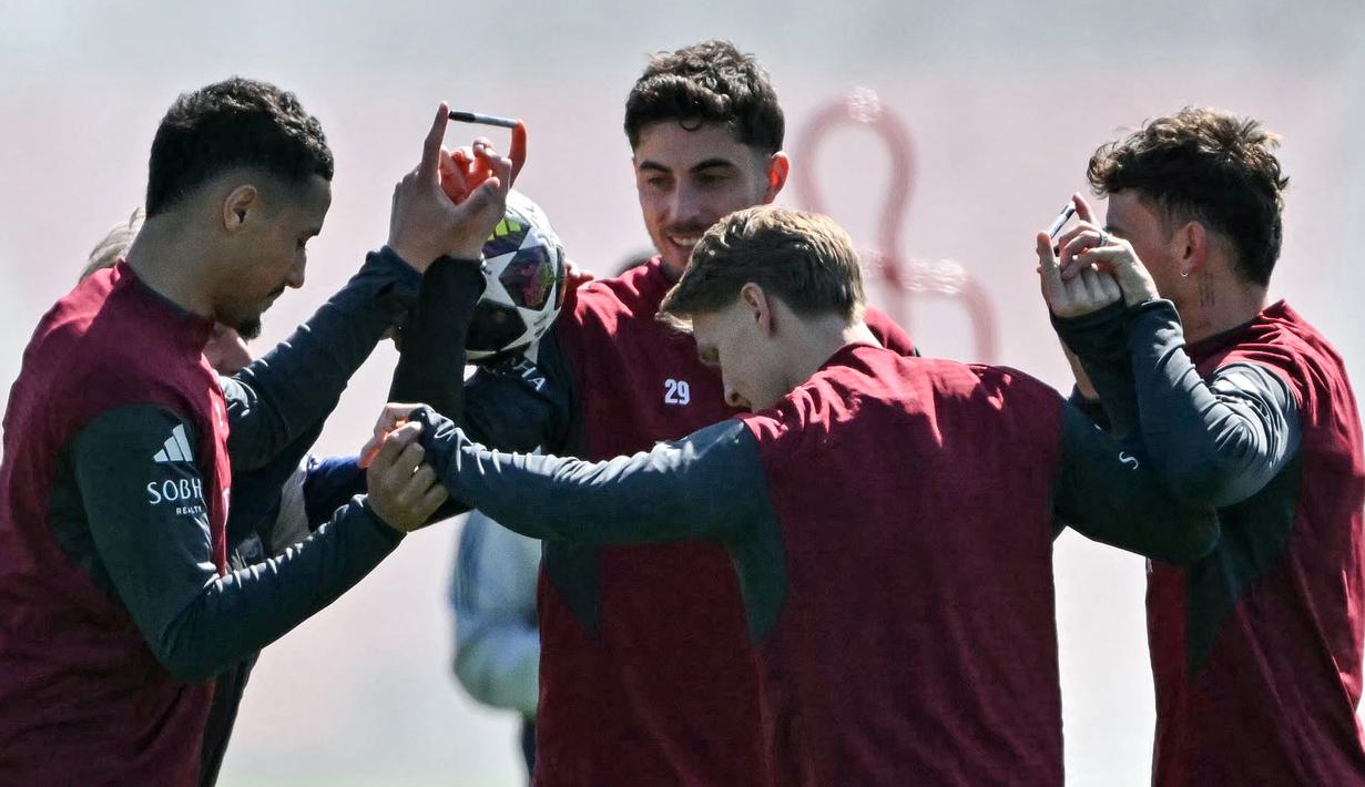 Metode tak biasa terlihat dalam latihan Arsenal menjelang laga leg pertama perempat final Liga Champions 2025/2026 melawan Sporting CP. (AFP/Glyn Kirk)