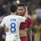 Pemain Malaysia menghibur gelandang Timnas Indonesia, Osvaldo Haay, yang sedih karena kalah pada laga semifinal SEA Games di Stadion Shah Alam, Selangor, Sabtu (26/8/2017). Indonesia kalah 0-1 dari Malaysia. (Bola.com/Vitalis Yogi Trisna)