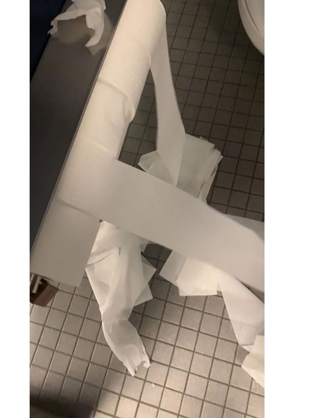 6 Desain Nyeleneh Kamar Mandi di Tempat Umum Ini Bikin Geleng Kepala