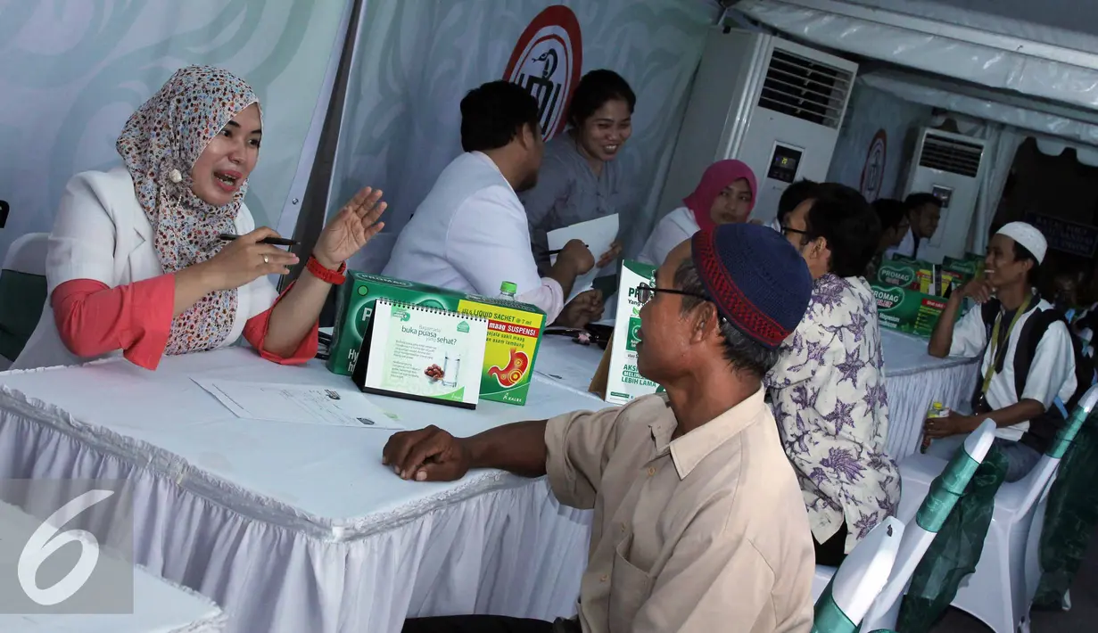 Sejumlah warga melakukan konsultasi kesehatan gratis di area Masjid Istiqlal, Jakarta, (3/7/2015).  Dalam acara tersebut diluncurkan “Gerakan Jakarta Mengaji”. (Liputan6.com/Helmi Afandi)