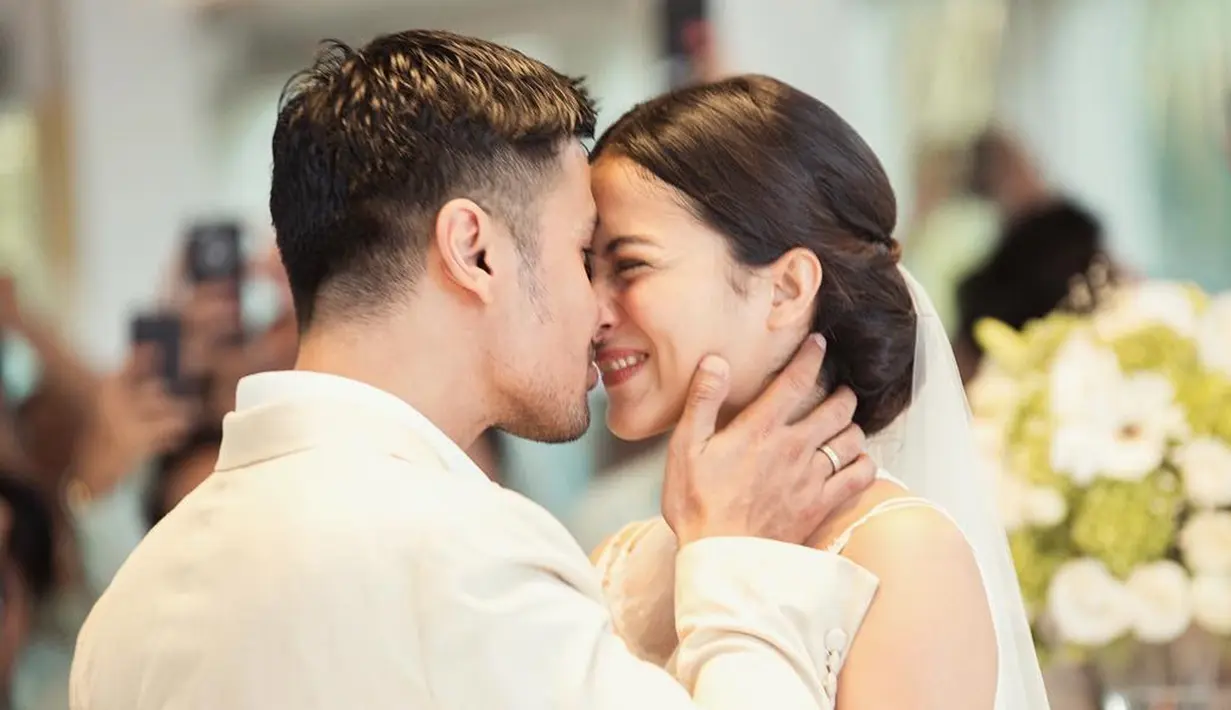 Aktor Chicco Jerikho dan istrinya Putri Marino usai melangsungkan pernikahannya di Bali. Usai pemberkatan pernikahan, malam harinya Putri Marino dan Chicco Jerikho langsung menggelar resepsi pernikahan dengan konsep pesta kebun.(Instagram.com/putrimarino)