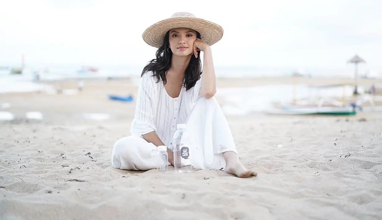 "Sampai akhirnya aku bilang ‘ya Allah aku terima aja lah aku kyak gini’ aku akan rembes aja dengan olahraga karena aku nggak dengan melakuka diet gila-gila, I love food dan itu membuat aku senang dan feel good itu makanan," ungkap Raline Shah. (Instagram/ralineshah)