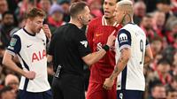 Virgil Van Dijk pada pertandingan Liverpool kontra Spurs di leg 2 semifinal Carabao Cup 2024/2025. (Oli SCARFF / AFP)
