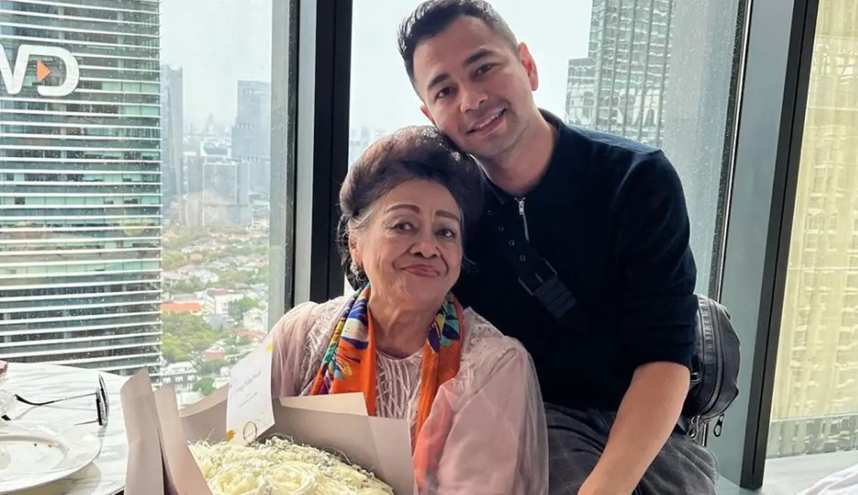 Lewat Instagram pribadinya, presenter kondang itu kerap membagikan momen bersama dengan sang nenek. Begini Momen saat Raffi Ahmad merayakan ulang tahun Mami Popon yang ke-87. Raffi memberikan buket bunga untuk sang nenek.(Liputan6.com/IG/@raffinagita1717)