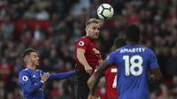 Bek Manchester United, Luke Shaw, menyundul bola saat melawan Leicester City pada laga Premier League di Stadion Old Trafford, Jumat (10/8/2018). Manchester United menang 2-1 atas Leicester City. (AP/Jon Super)