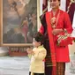 Iriana Jokowi saat upacara HUT RI ke 74 mengenakan balutan baju adat Minang bernuansa merah. Balutan busana tersebut disebut Bundo Kanduang atau Limpapeh Rumah Nan Gadang. Ia juga hiasan kepala Tingkuluak. Tidak lupa selendang yang terbuat dari kain songket. Dok. Instagram Ulin Yusron