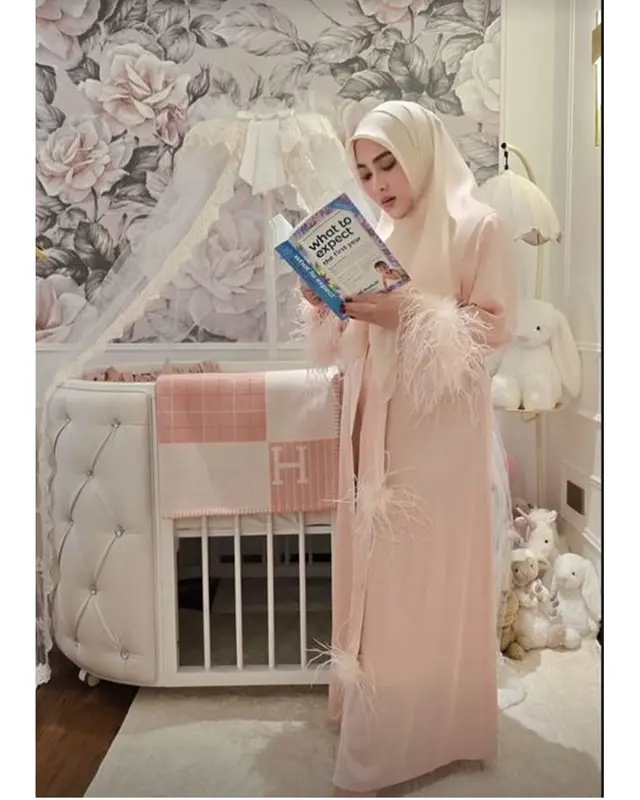 Curhat bahagia Syahrini usai jadi ibu, belajar hal baru setiap hari