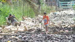 Anak-anak bermain di Sungai Kalibaru di Kampung Bambu Kuning, Bojong Baru, Bogor (12/9). Kurangnya kesadaran berbagai pihak menyebabkan Sungai yang merupakan anak Sungai Ciliwung ini dipenuhi tumpukan sampah rumah tangga. (Merdeka.com/Arie Basuki)