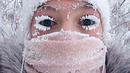 Anastasia Gruzdeva berswafoto dengan bulu mata yang membeku saat menerjang jalanan berselimut es di desa Oymyakon, Rusia, Minggu (14/1). Suhu di sana turun hingga -62 derajat Celcius yang cukup dingin untuk membekukan bulu mata (sakhalife.ru photo via AP)