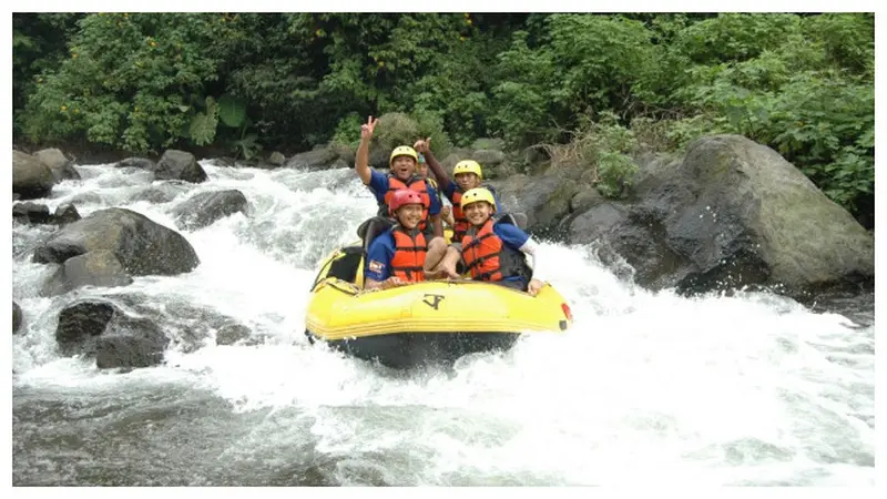 Lengkapi Liburan Dengan Mengarungi Sungai Kromong di Mojokerto