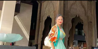 Dress berwarna pastel dengan detail plisket akan membuatmu tampil mewah dan awet muda.&nbsp;(instagram/krisdayantilemos)