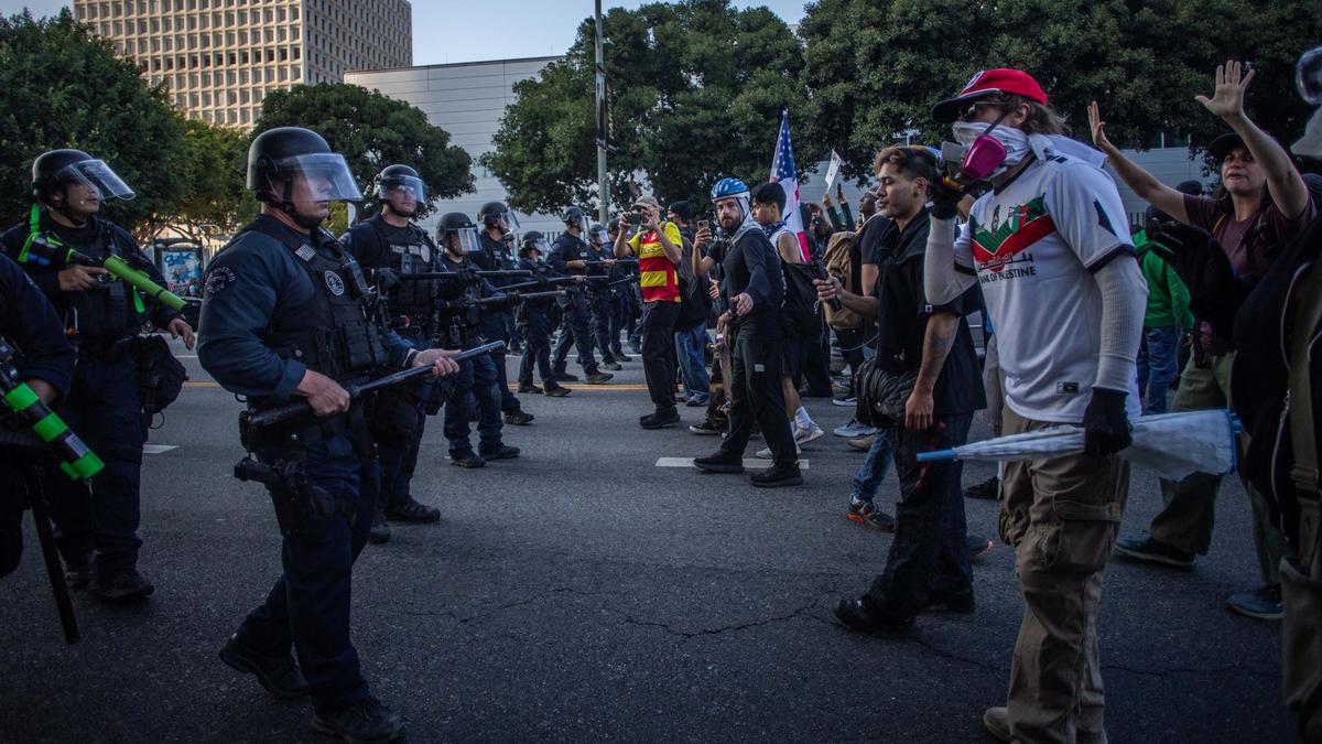 Delapan Demonstran Los Angeles Ini Didakwa Kasus Penjarahan hingga Serang Polisi