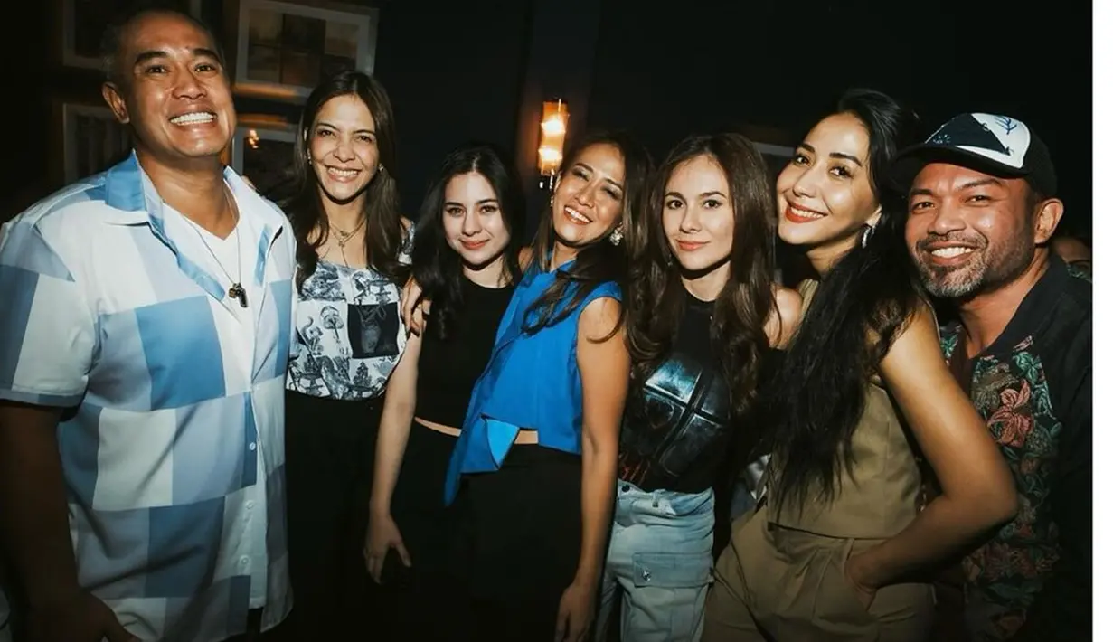 Tampak Ardi Bakrie sebagai saudara ipar juga ikut hadir memeriahkan pesta. Gita Janu yang dikenal sebagai sosialita itu memang cukup dekat dengan banyak artis Tanah Air. Tampak dijajaran para tamu, ada Wulan Guritno yang tampil menawan dengan gaya bak ABG. (Liputan6.com/IG/@gitajanu)