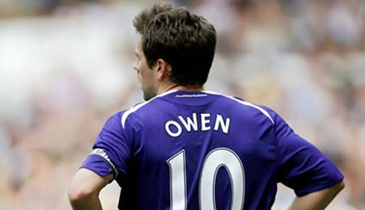 Newcastle's English striker Michael Owen is pictured during their Premier League football match against Tottenham at White Hart Lane, London, on April 19, 2009. AFP PHOTO/Glyn Kirk