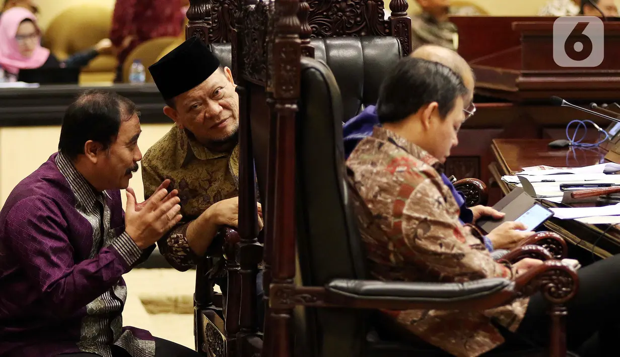 Ketua Dewan Perwakilan Daerah (DPD) La Nyalla Mattalitti (kedua kiri) berbincang disela memimpin rapat paripurna di kompleks MPR/DPR, Senayan, Jakarta, Rabu (2/10/2019). Rapat membahas pemilihan bakal calon pimpinan MPR dari unsur DPD RI. (Liputan6.com/Johan Tallo)
