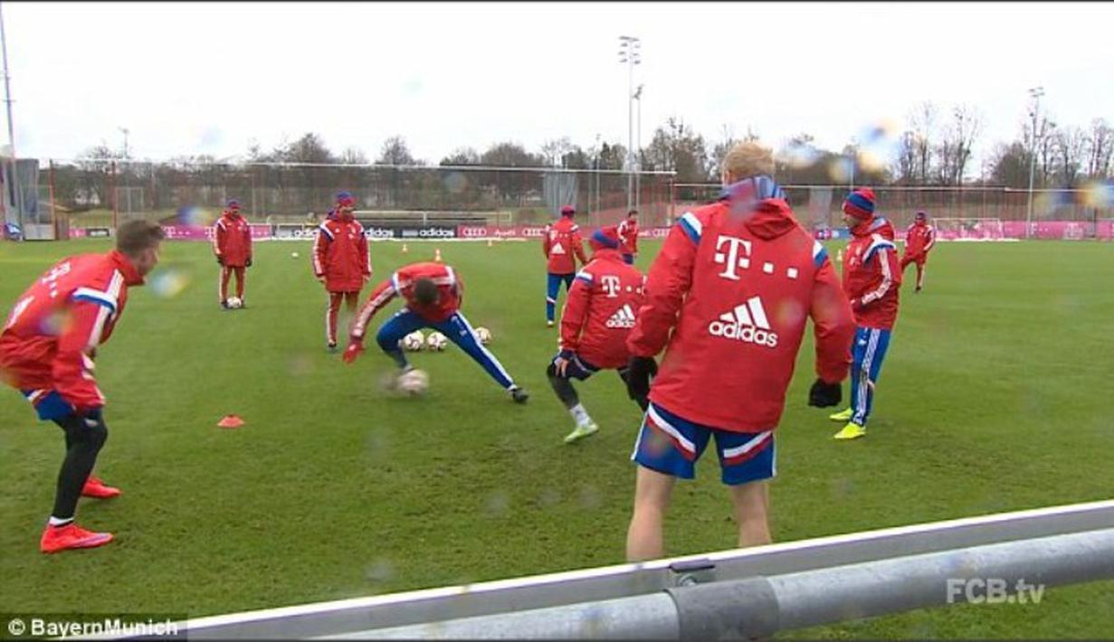 Xabi Alonso kehilangan keseimbangan saat mengontrol bola dan kemudian terpeleset hingga jatuh