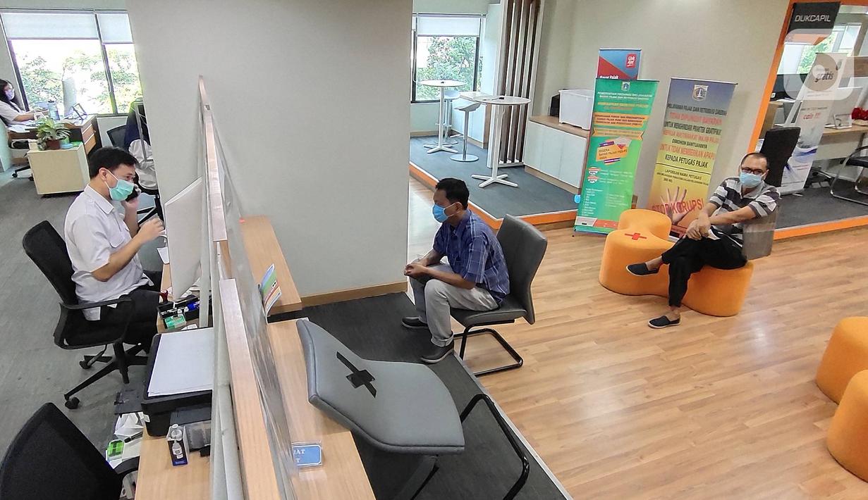 Pemohon melakukan pengajuan administrasi di mal pelayanan publik, Jakarta,Rabu (17/6/2020). Selain itu pengunjung yang hendak ke MPP harus terlebih dulu mendaftar antrean secara online melalui laman https://ptsp.jakarta.go.id/antrian/agar tidak terjadi penumpukan antrian. (Liputan6.com/Angga Yuniar)