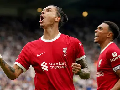 Pemain Liverpool Darwin Nunez melakukan selebrasi usai mencetak gol ke gawang Newcastle United pada pertandingan sepak bola Liga Inggris di St. James' Park, Newcastle Upon Tyne, Inggris, Minggu (27/8/2023). (Owen Humphreys/PA via AP)